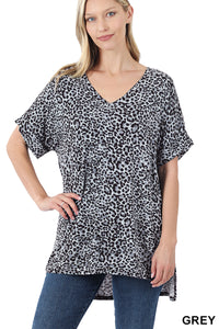 11194 1/4S Rolled V Neck HiLo TOP in GREY LEO